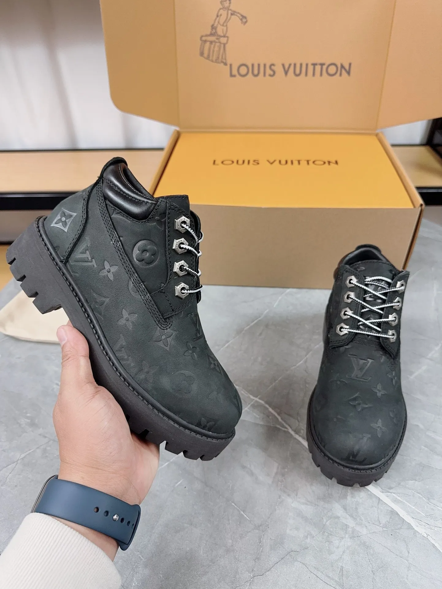 Couple model 💰700 ❤️Top version: Couple model LV x Timberland Timberland joint model Presbyopia Embossed Rhubarb boots Ankle boots Short boots LV x Timberland ankle boots are made of Monogram embossed waterproof nubuck cow leather, relying on the brand's exquisite craftsmanship to carefully reshape the classic Timberland 6-inch boot shape in Italy, and make an eye-catching appearance in 2024 created by Pharrell Williams with American workwear style Autumn and winter menswear show. Monogram embossed tongue, original Timberland laces and outsole are exquisite details, and the leather label expresses the cooperation logo. Exquisite packaging at the delivery counter🛍📦 ▪️Material: Original customized imported first-layer cowhide ▪️Inner lining: Original customized leather lining/mesh lining ▪️Outsole: Original molded anti-slip rubber material ▪️Sole thickness: 3.5CM ▪️Size: Women's 35-40 Men's 39-46